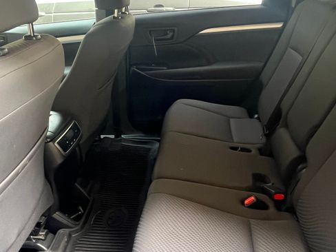 Used 2019 Toyota Highlander LE image 8