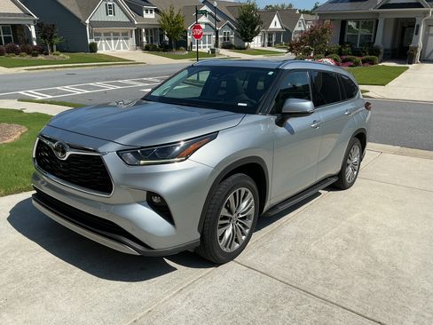 Used 2020 Toyota Highlander Platinum FWD image 2