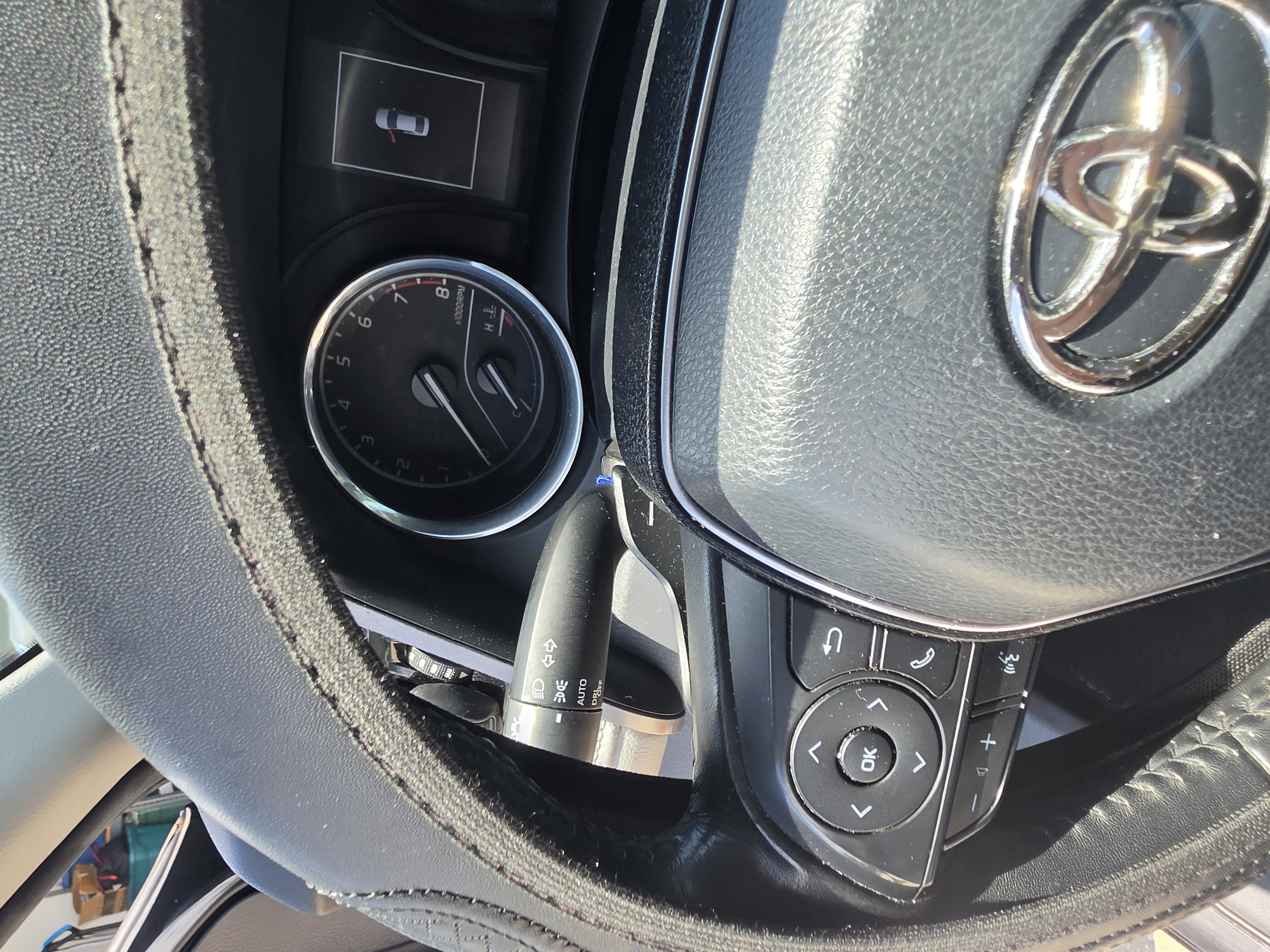 Used 2019 Toyota Camry SE FWD image 2