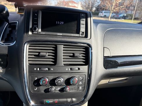 Used 2018 Dodge Grand Caravan SXT image 12