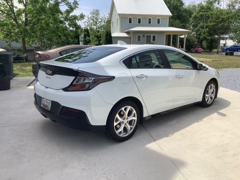 Used 2017 Chevrolet Volt Premier w/ Driver Confidence Package FWD image 6
