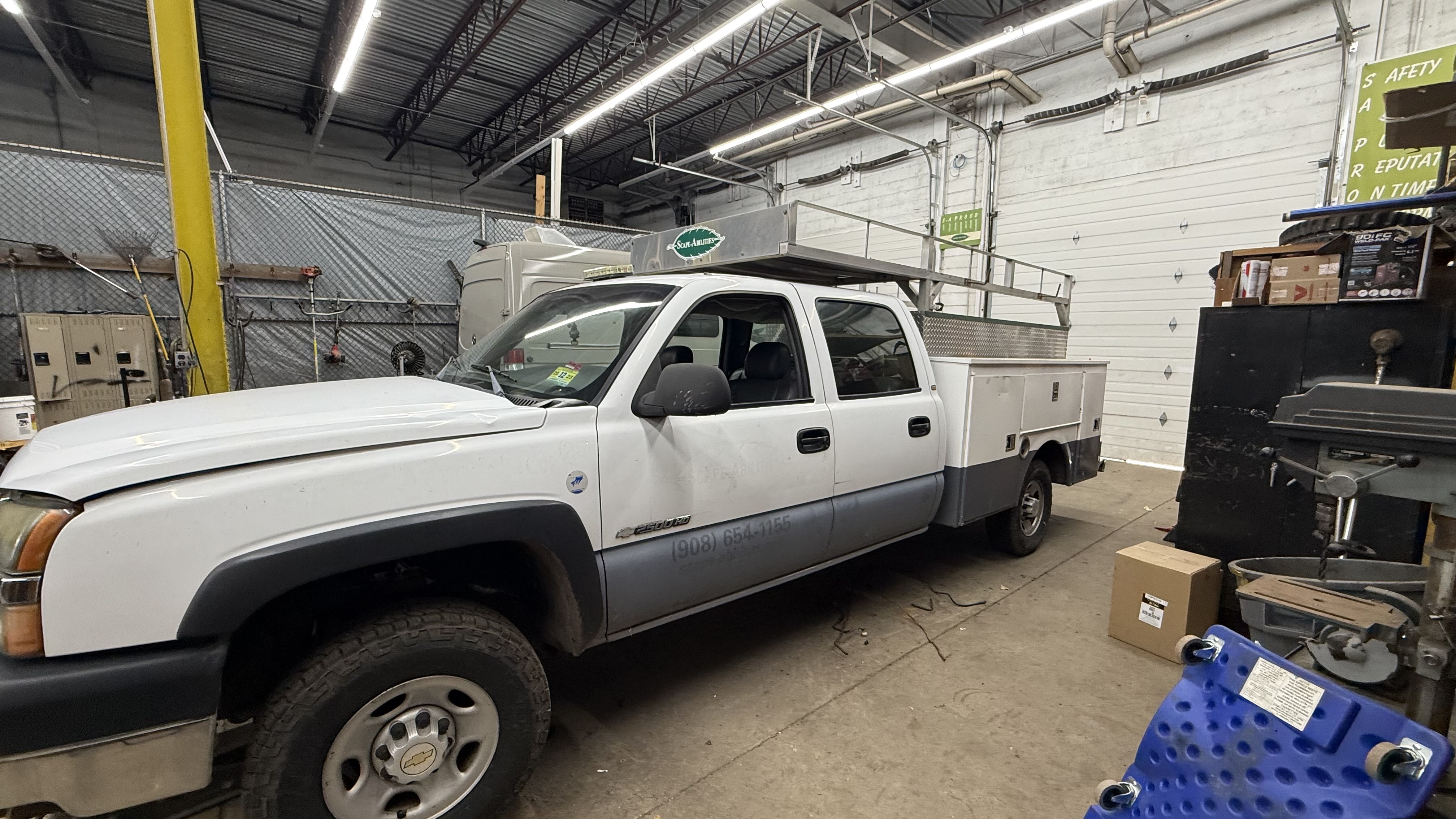 Used 2004 Chevrolet Silverado 2500 W/T AWD/4WD image 2