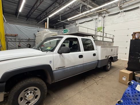 Used 2004 Chevrolet Silverado 2500 W/T AWD/4WD image 2