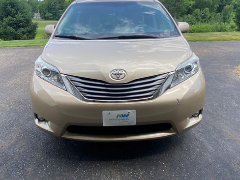 Used 2012 Toyota Sienna XLE FWD image 12