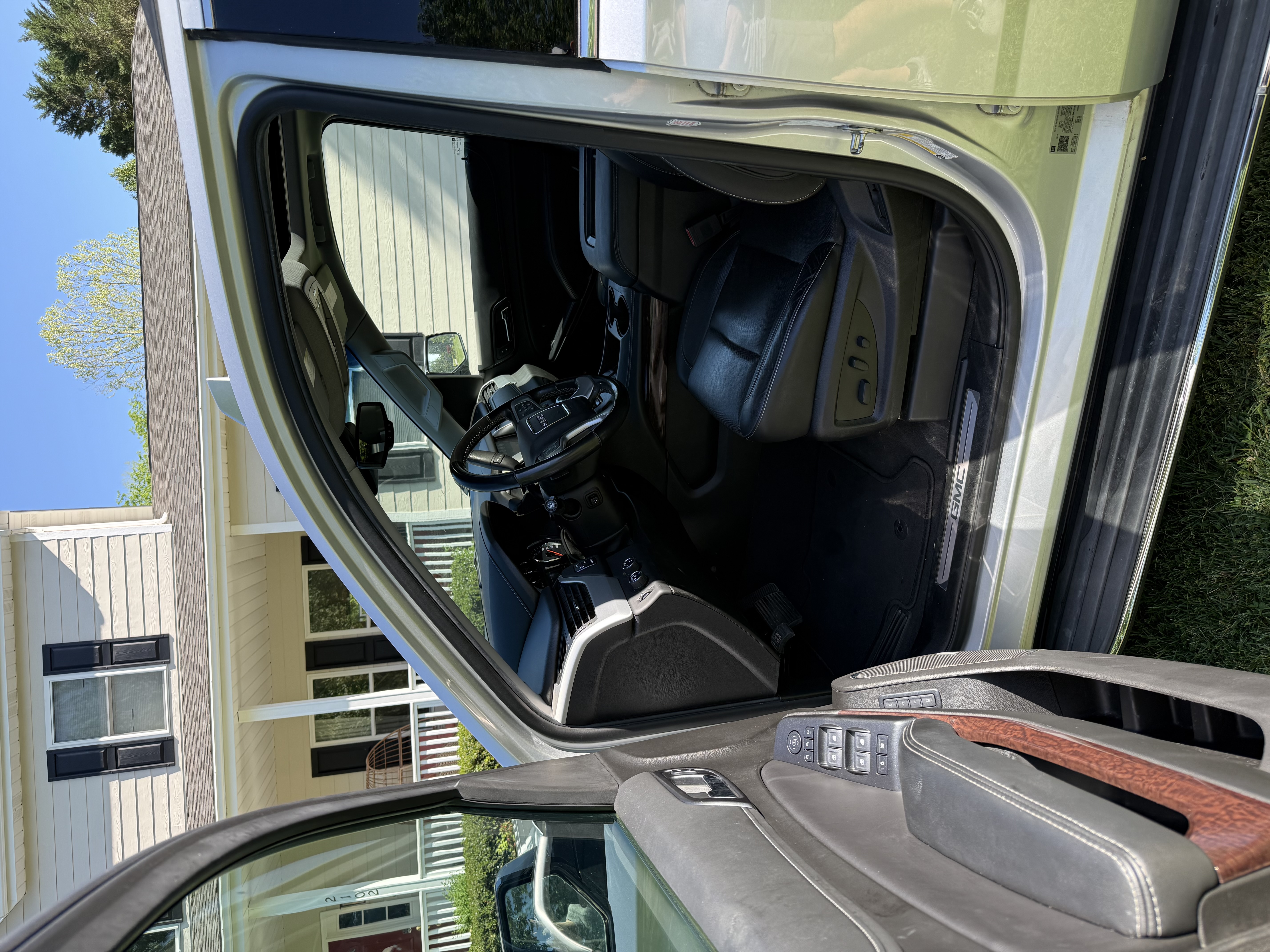 Used 2019 GMC Yukon XL SLT w/ Open Road Package AWD/4WD image 9