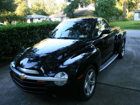 Used 2004 Chevrolet SSR w/ Preferred Equipment Group image 2