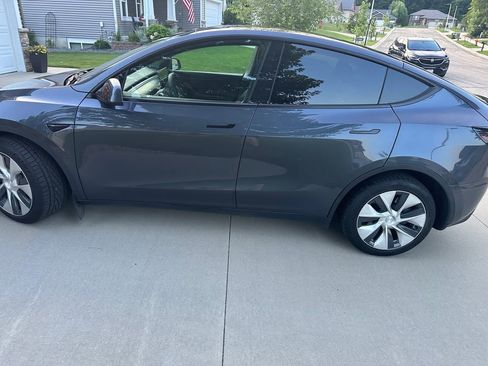 Used 2021 Tesla Model Y Long Range image 17