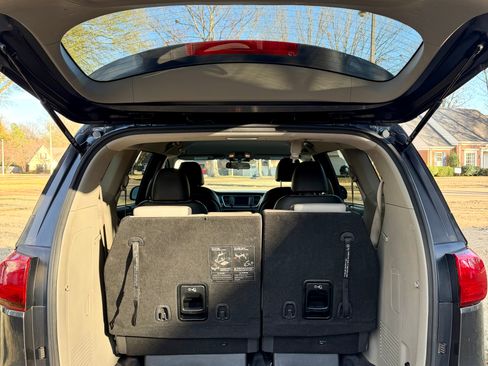 Used 2017 Kia Sedona LX w/ LX Essentials Premium Package image 5