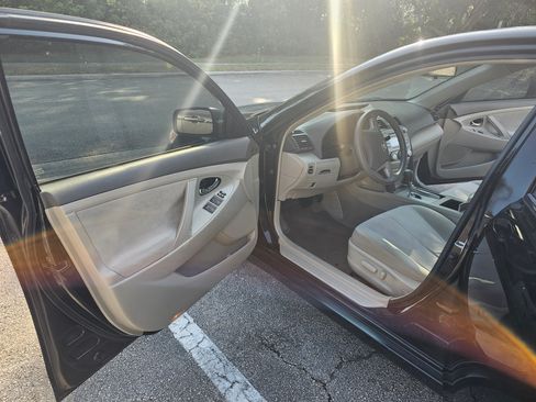 Used 2011 Toyota Camry LE image 12