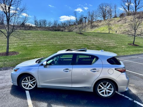Used 2015 Lexus CT 200h w/ Navigation Package image 1