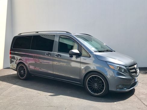 Used 2016 Mercedes-Benz Metris Passenger image 2