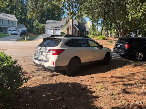 Used 2015 Subaru Outback 2.5i AWD/4WD image 2