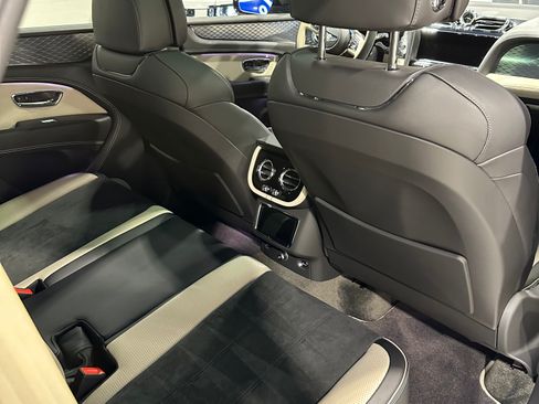 Used 2022 Bentley Bentayga image 26