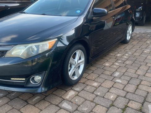 Used 2013 Toyota Camry SE w/ Leather Pkg FWD image 2