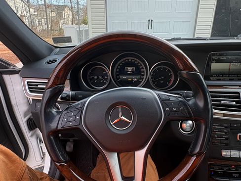 Used 2014 Mercedes-Benz E 350 4MATIC Sedan image 10