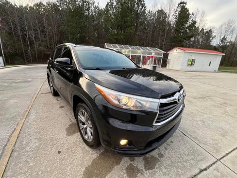 Used 2015 Toyota Highlander XLE AWD/4WD image 1
