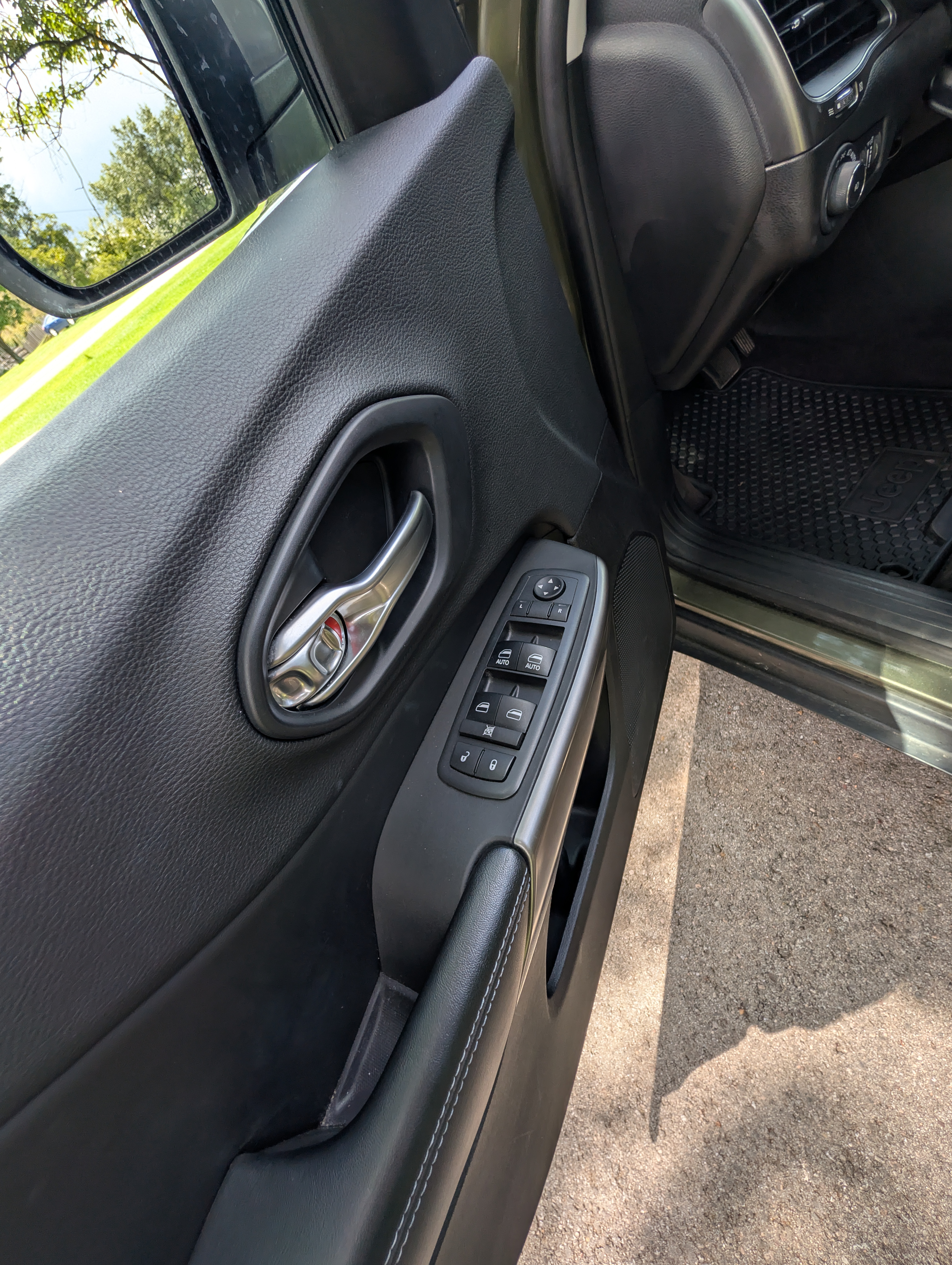 Used 2019 Jeep Cherokee Latitude Plus w/ Cold Weather Group AWD/4WD image 18