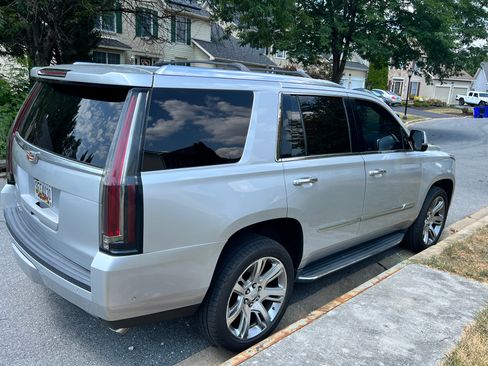 Used 2018 Cadillac Escalade Luxury image 6