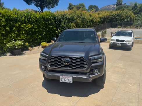 Used 2022 Toyota Tacoma TRD Off-Road w/ Technology Package AWD/4WD image 2