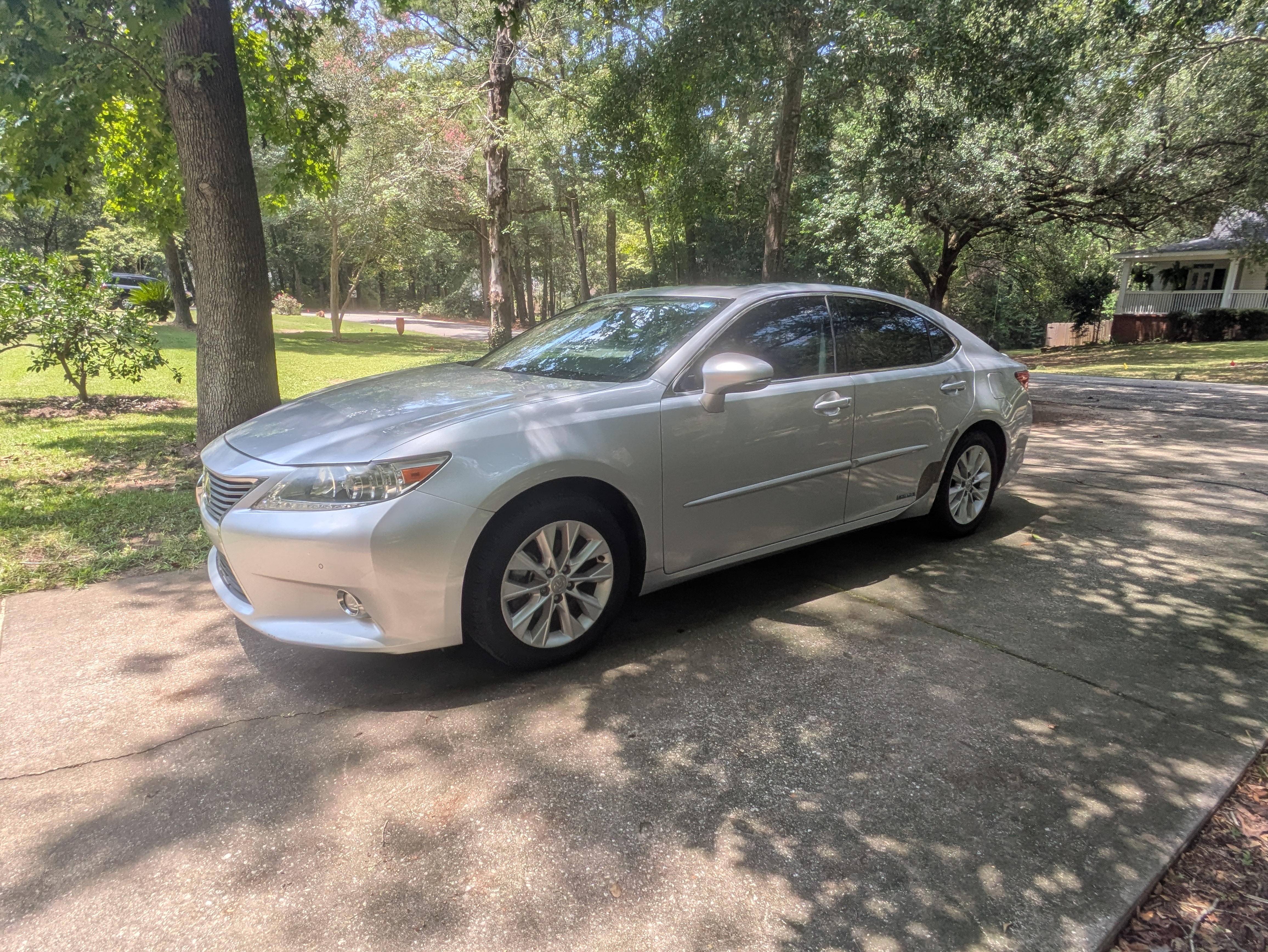 Used 2014 Lexus ES 300h w/ Luxury Package w/Bamboo Trim FWD image 2