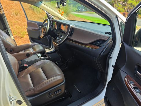 Used 2015 Toyota Sienna Limited Premium w/ Advanced Technology Package FWD image 9