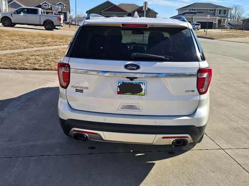 Used 2017 Ford Explorer Platinum image 4
