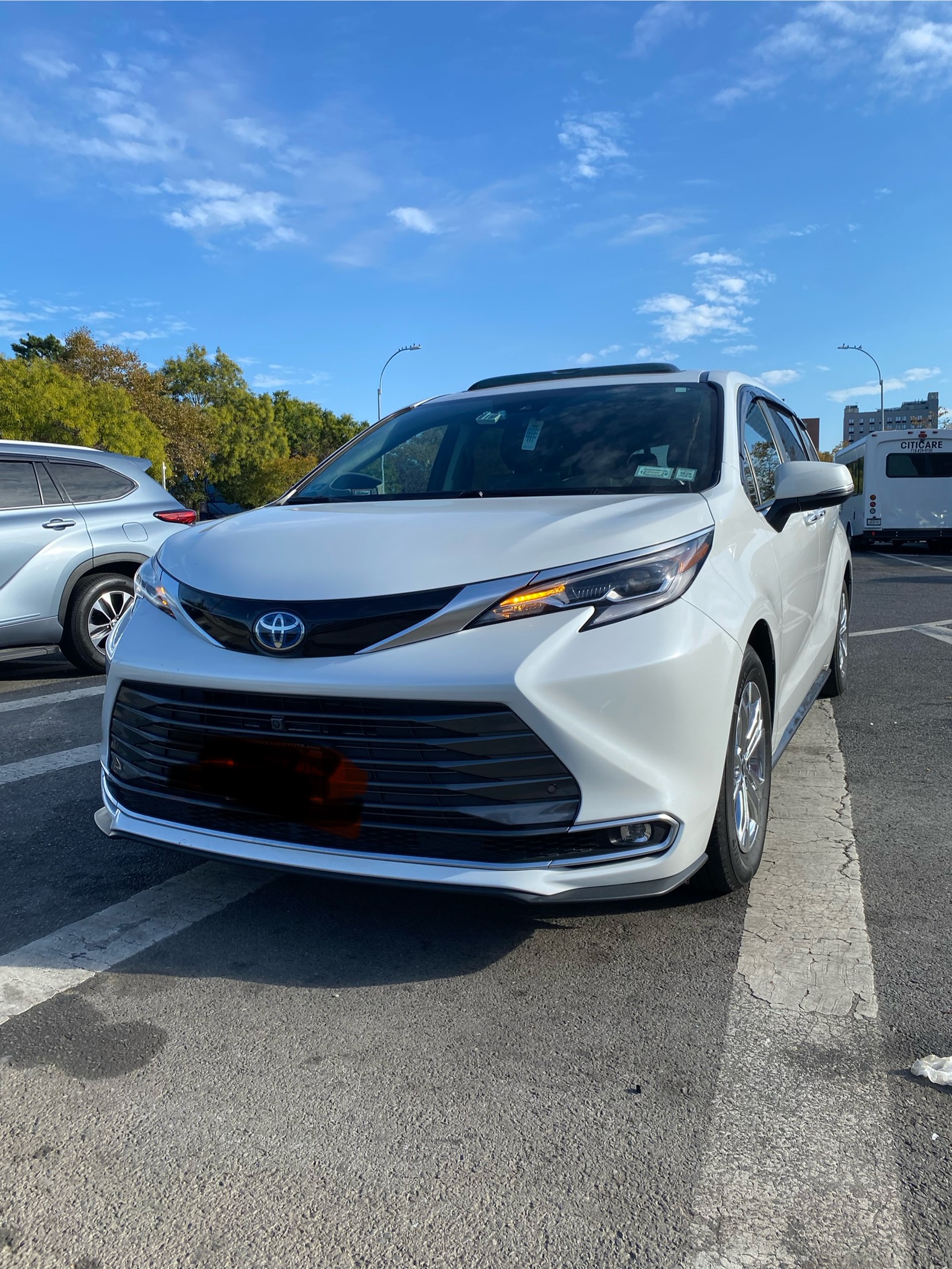 Used 2022 Toyota Sienna Platinum AWD/4WD image 1