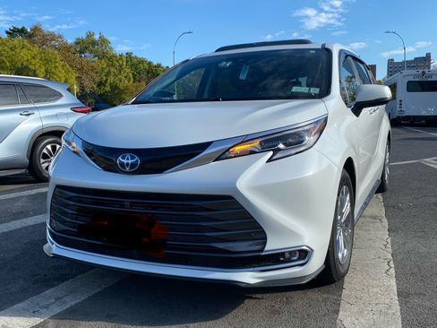 Used 2022 Toyota Sienna Platinum AWD/4WD image 1