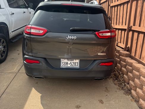 Used 2017 Jeep Cherokee Latitude w/ Safety/Convenience Group image 9