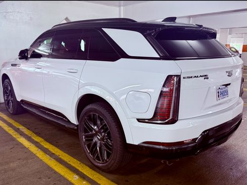 Used 2025 Cadillac Escalade IQ Sport 1 w/ LPO, ONYX Package image 6