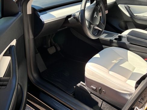 Used 2021 Tesla Model Y Long Range AWD/4WD image 2