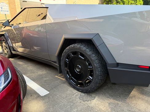 Used 2025 Tesla Cybertruck AWD Crew Cab image 10