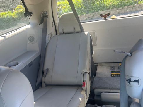 Used 2011 Toyota Sienna XLE image 9