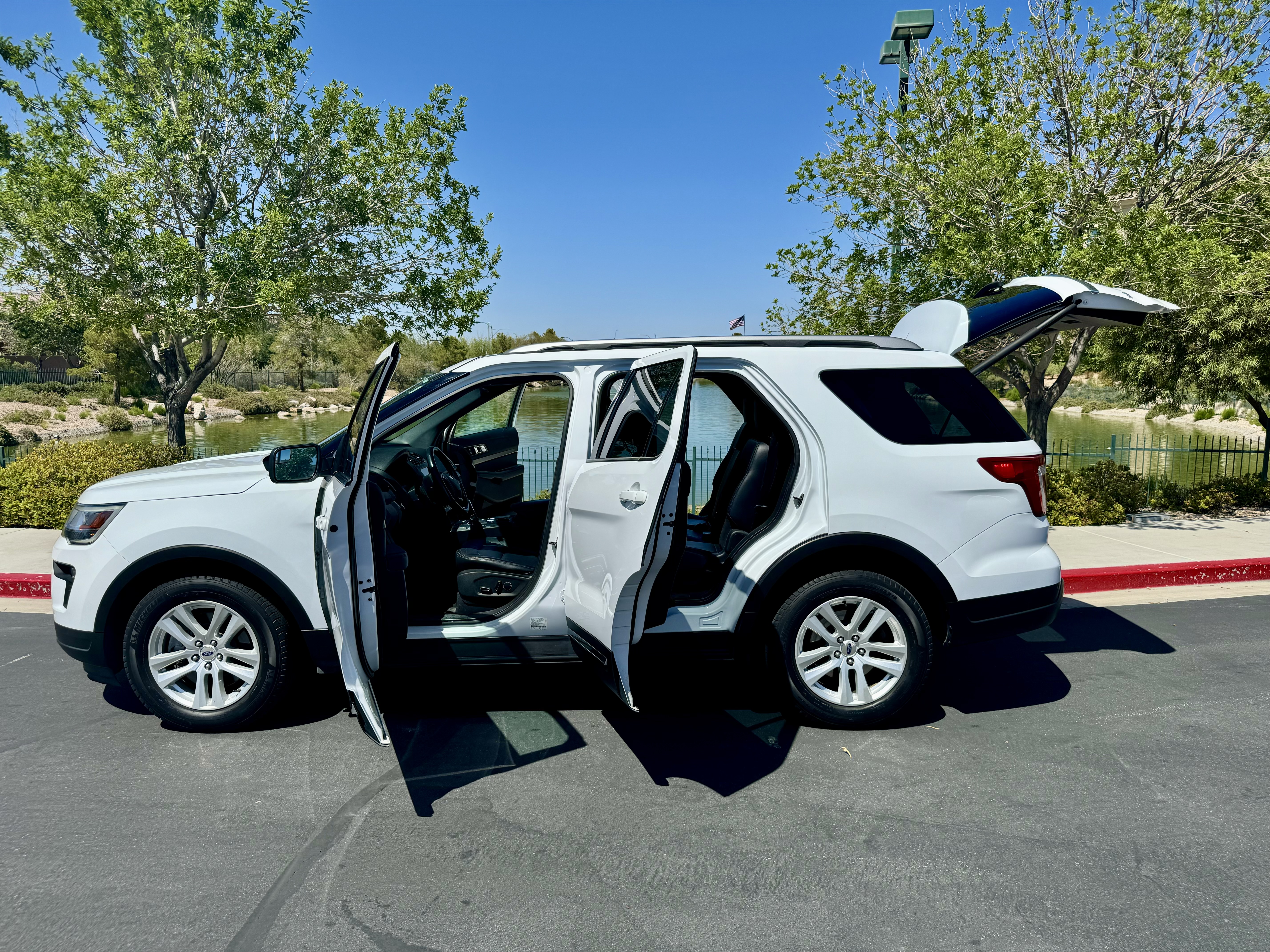 Used 2018 Ford Explorer XLT w/ Equipment Group 202A FWD image 11