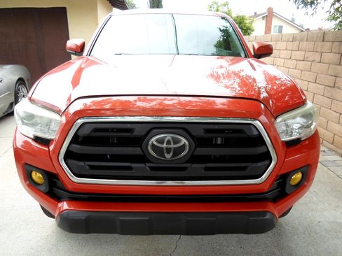 Used 2018 Toyota Tacoma SR5 w/ SR5 Appearance Package (SM) RWD image 2