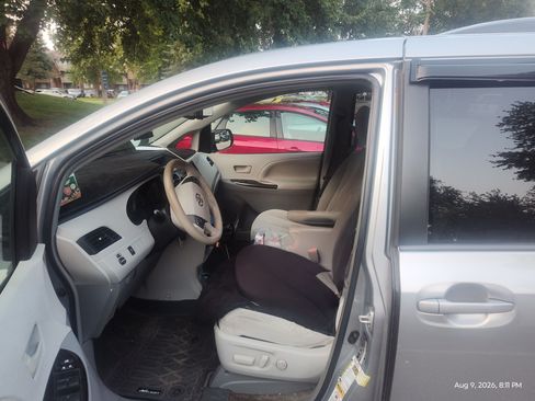 Used 2014 Toyota Sienna LE FWD image 5