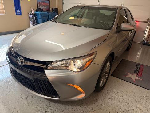Used 2017 Toyota Camry SE w/ Moonroof Package FWD image 2