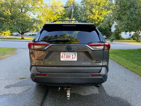 Used 2020 Toyota RAV4 XLE w/ XLE Grade Weather Package AWD/4WD image 16