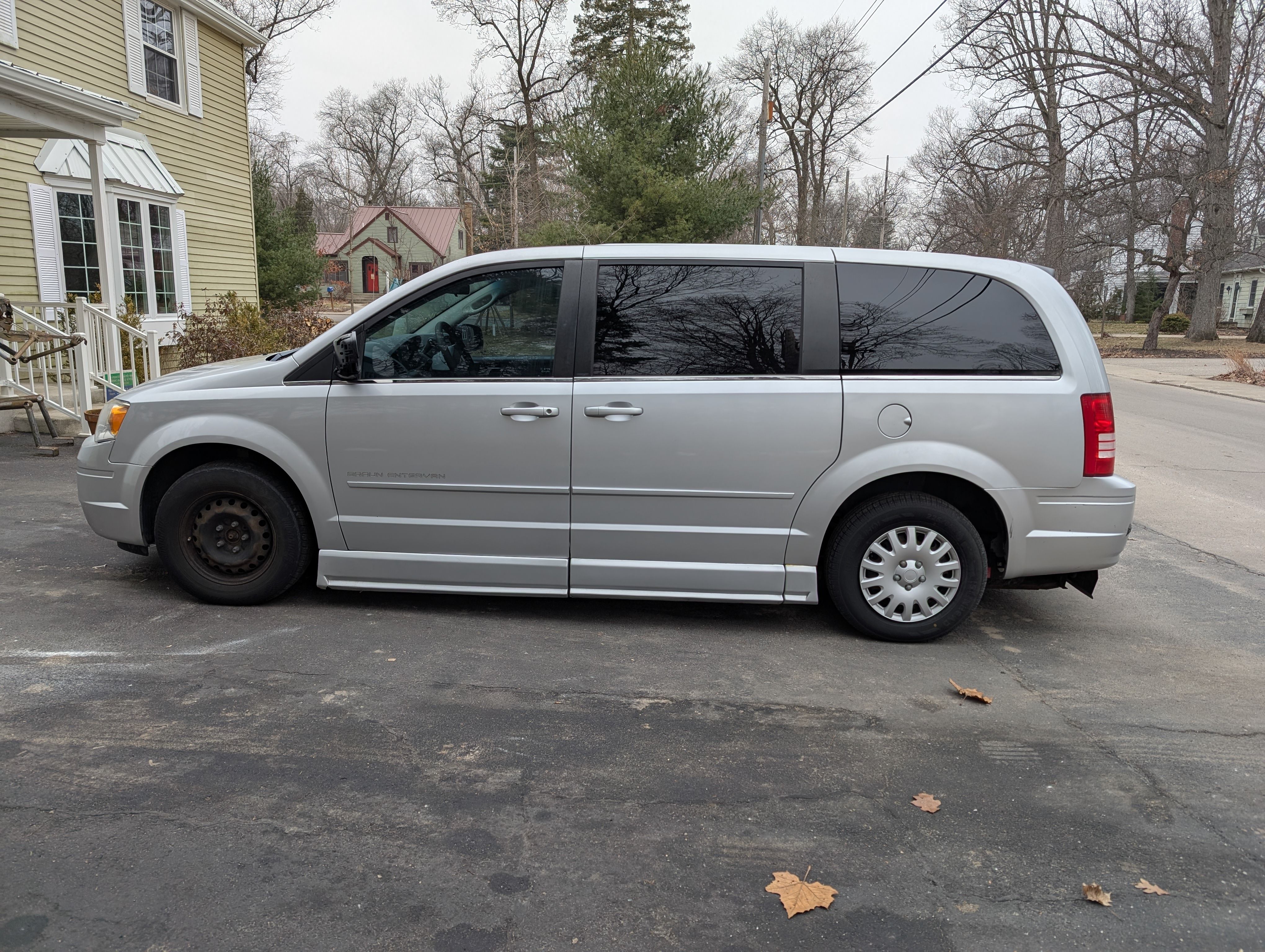 Used 2009 Chrysler Town & Country LX w/ PWR Convenience Group FWD image 6