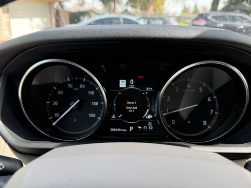 Used 2018 Land Rover Discovery SE image 17