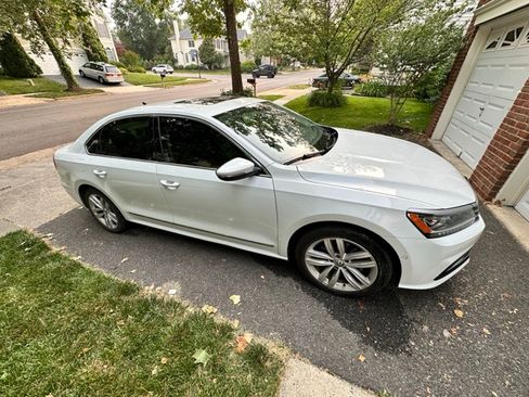 Used 2018 Volkswagen Passat 2.0T SEL Premium image 1