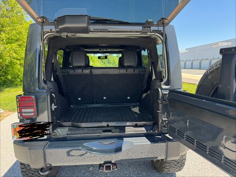 Used 2016 Jeep Wrangler Unlimited Sahara w/ Connectivity Group AWD/4WD image 8