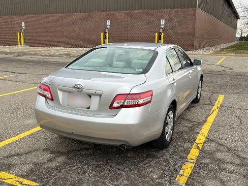 Used 2011 Toyota Camry LE image 5
