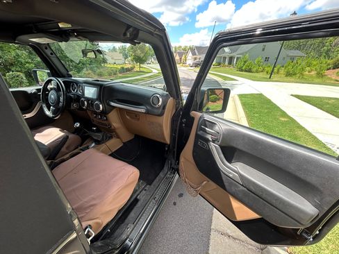 Used 2011 Jeep Wrangler Rubicon w/ PWR Convenience Group image 15