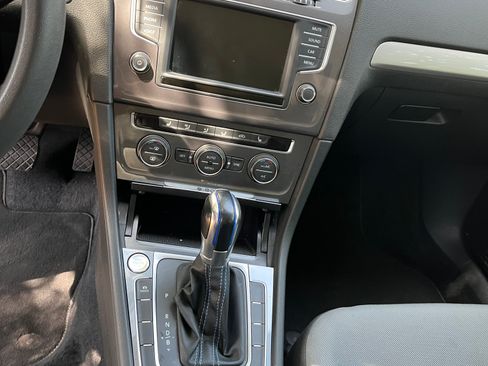 Used 2016 Volkswagen e-Golf SE w/ DC Fast Charging Package FWD image 18