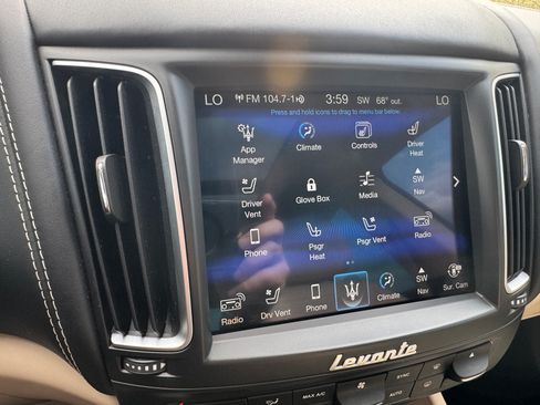 Used 2017 Maserati Levante w/ Luxury Package image 19