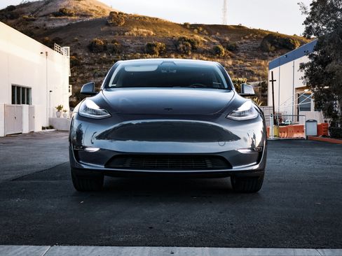 Used 2023 Tesla Model Y AWD image 2