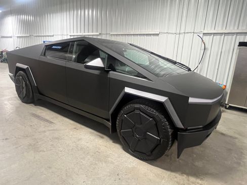 Used 2024 Tesla Cybertruck AWD Crew Cab image 5