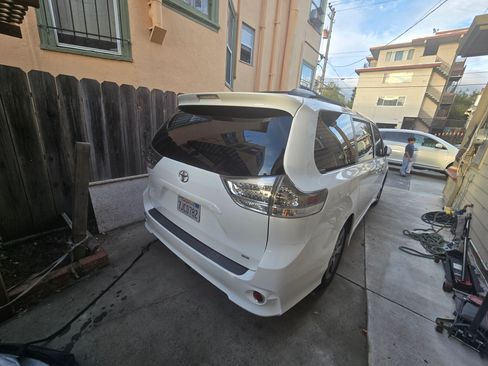 Used 2015 Toyota Sienna SE Premium image 2