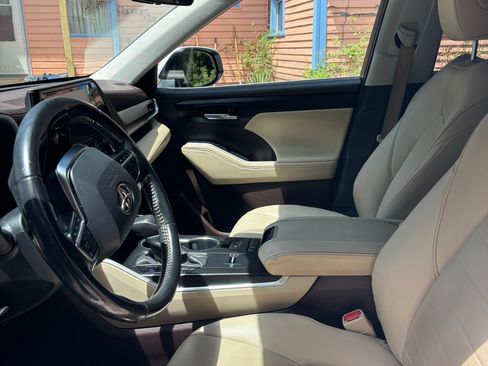 Used 2020 Toyota Highlander XLE FWD image 6